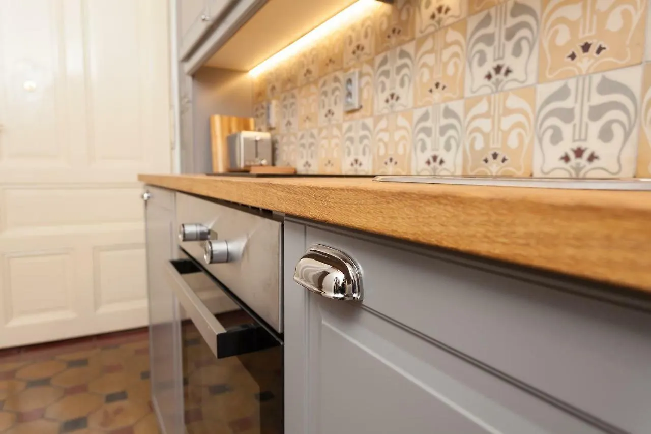 Art Nouveau Meets Mid-Century Modern. Hotel Praga 0*,  Repubblica Ceca